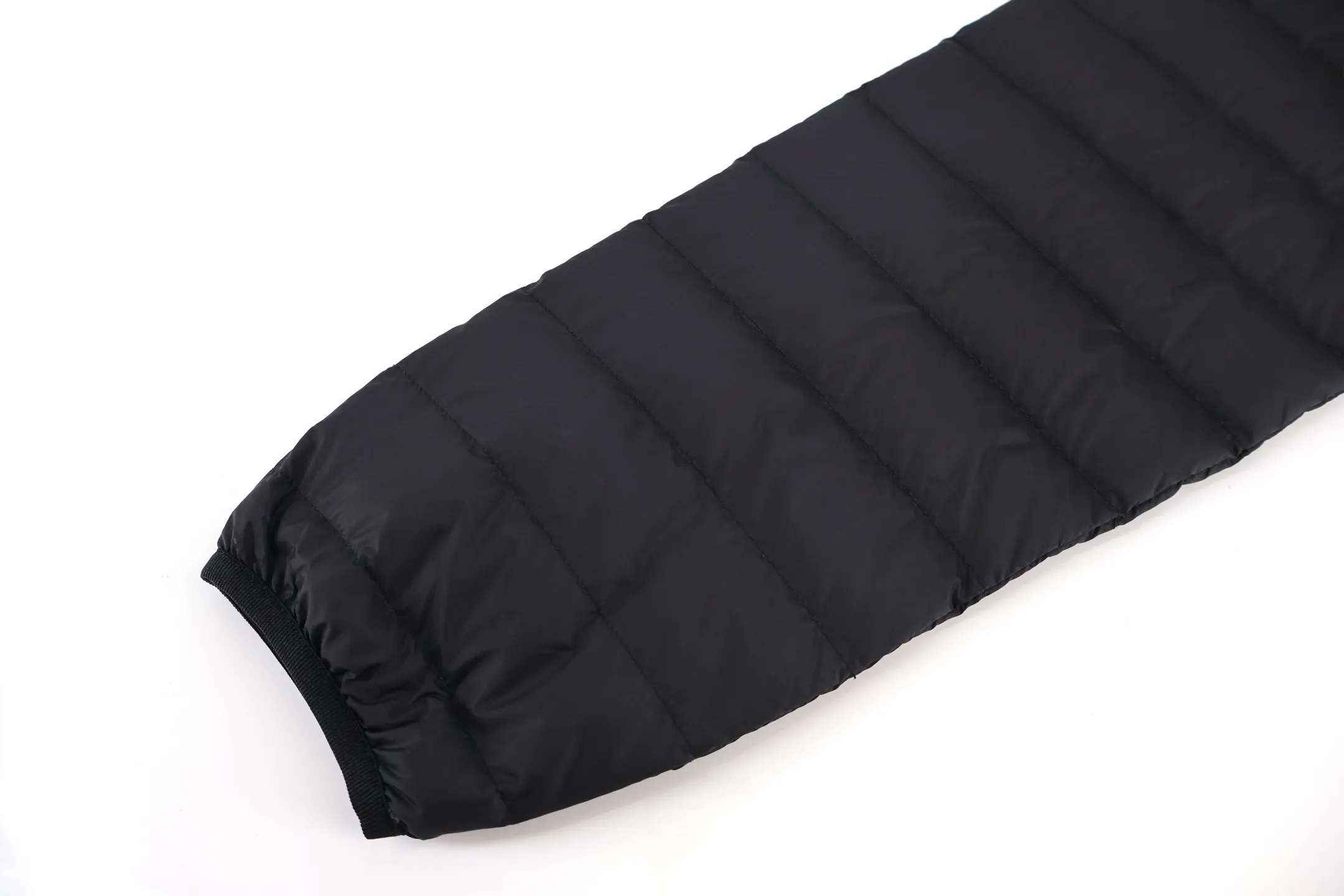 P1160 Stone Island rib quilted down jacket, custom-made original black dark plaid light fabric, filled with 90% white goose down, no modification to the version, after all, the whole piece is very slim and wrapped! High collar, long hem and one layer of shrink-folding for improved warmth! Elastic cuffs, inner drawstring, full of details for outdoor use! Ykk logo zipper. Size:S-M-L-XL